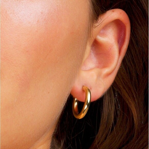 💛 Gold Medium Thick Hoop Earrings Everyday Chic NWT - Picture 2 of 2